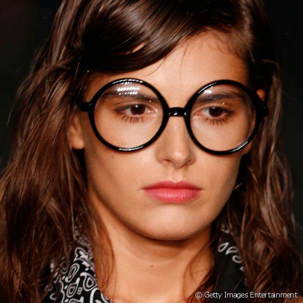 Óculos grandes e redondos também se tornam a estrela do look. O ideal é apostar em tons sóbrios para os lábios, como os rosados ou 